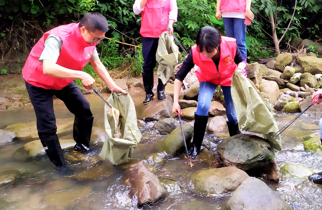 5.27日，，，，，，，为了提倡“人与自然协调共生”，，，，，，，天城管理中心党支部与天城镇诗仙社区党支部开展共建运动，，，，，，，组织青年党员自愿者前往万州区天城镇永生河流域周围整理 ( (5)